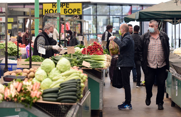 Продавци и купци на дистанци: Како је изгледало отварање пијаца 